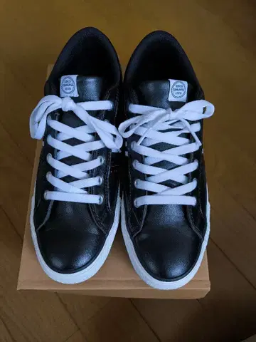 컨버스 블랙 가죽 스니커즈 화이트 신발끈