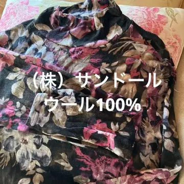 블랙 플라워 무늬 터틀넥 긴팔 상의