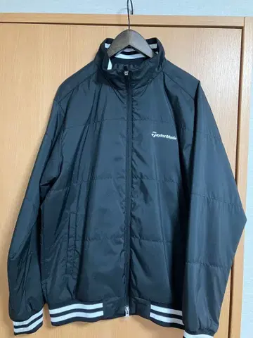TaylorMade 블랙 패디드 자켓 (골프)