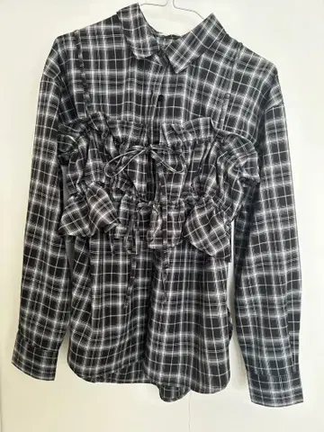 프릴이 달린 체크 무늬 긴팔 셔츠