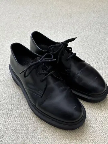 닥터마틴 1461 모노 3홀입니다