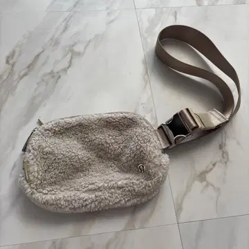 lululemon 아이보리 바디백 복슬복슬