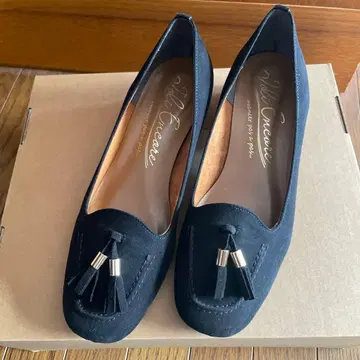 태슬 달린 블랙 펌프스