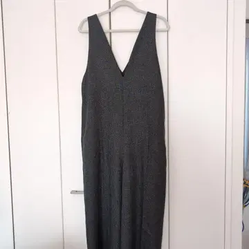 새상품 URBAN RESEARCH 그레이 V넥 살로펫