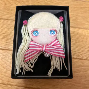 성 런던 인형 브로치 금발 리본 포함