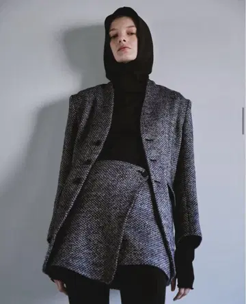 블랙과 화이트의 트위드 노카라 자켓