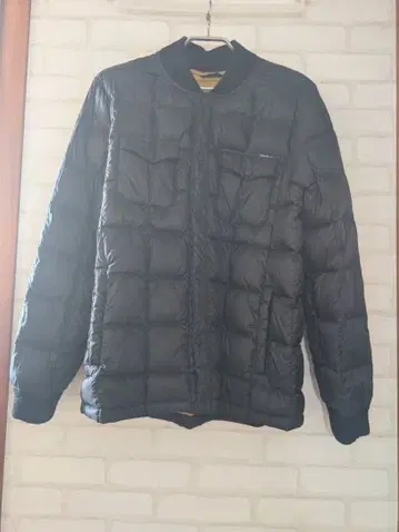 블랙 다운 자켓 퀼팅 디자인