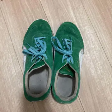 그린 컬러 스웨이드 스니커즈