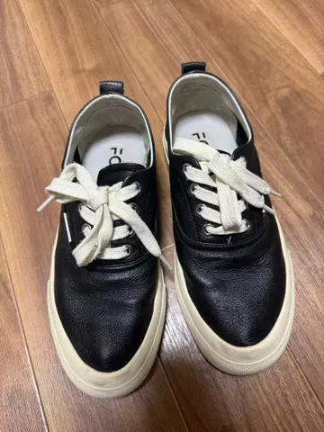 블랙 가죽 로우컷 스니커즈