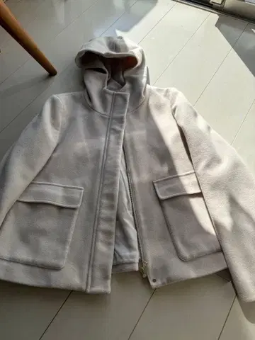 후드 부착 화이트 자켓