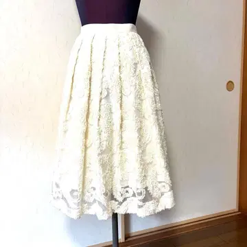 새상품 로이스크레용 아이보리 플레어 스커트