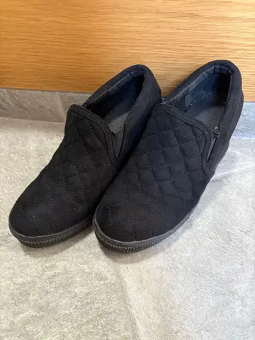 인힐 슬립온 블랙 벨로아 소재 힐 약 8cm