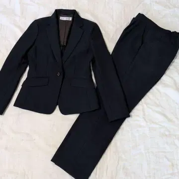 다크 네이비 셋업 자켓과 팬츠