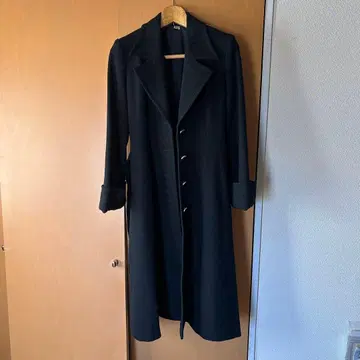 허리 벨트 포함 블랙 롱 코트