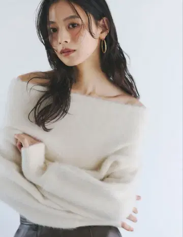 새상품급 아뉴앙스 라쿤폭스 오프숄더 니트 풀오버 에크루