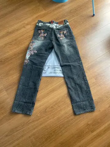 카라쿠리타마시 꽃무늬 자수 그레이 슬림핏 데님 팬츠