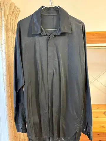 핑가린 블랙 새틴 셔츠