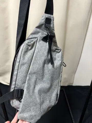 그레이 폴리에스테르 바디백