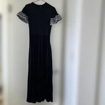 블랙 스트라이프 소매 롱 원피스 보더스 앳 발코니