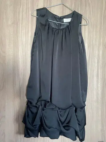 블랙 드레스 프릴 디자인