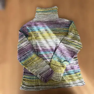 멀티 컬러 스트라이프 터틀넥 스웨터