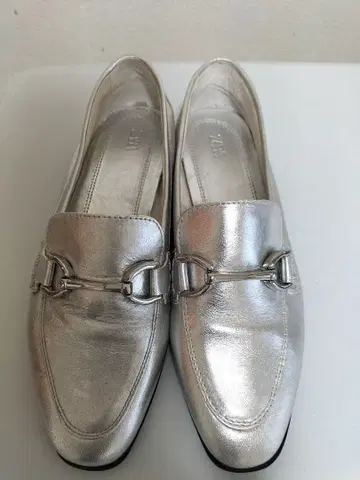 ZARA 실버 플랫슈즈