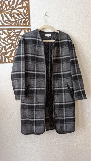 그레이 계열 체크 무늬 노카라 자켓 코트