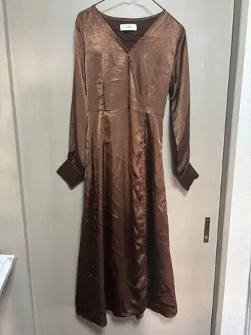 브라운 V넥 긴팔 맥시 드레스