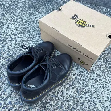 Dr. Martens 블랙 로퍼
