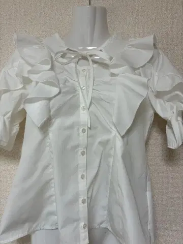 dazzlin 리본 프릴 포함 화이트 셔츠