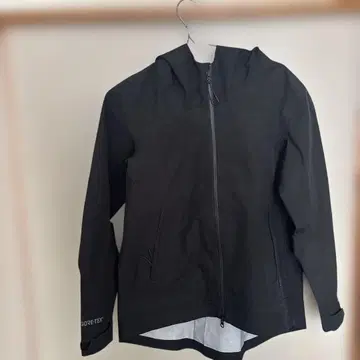 뉴발란스 GORE-TEX 후드 부착 자켓