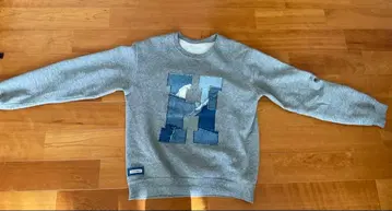 데님 패치워크 H 로고 맨투맨 그레이