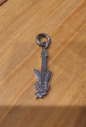 기타 모양 토끼 펜던트 탑