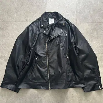 루이스 인조 가죽 라이더 M 블랙 오버 사이즈 박스 실루엣