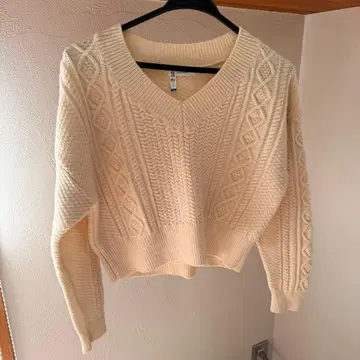 [ BEAUTY&YOUTH ] V넥 케이블 니트 스웨터 아이보리