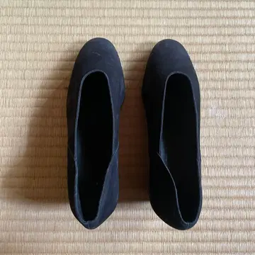 프랑스 브랜드 러버 힐이 개성적인 스웨이드 펌프스