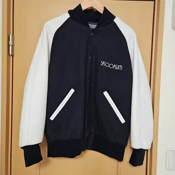 SKOOKUM 블랙/화이트 점퍼