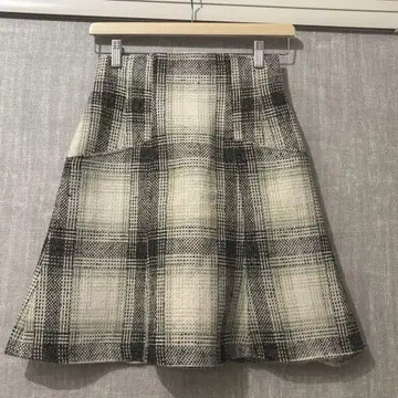 새상품급 질 바이 질 스튜어트 트위드 체크 플레어 스커트