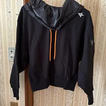 숏 기장 블랙 후드티 나일론 후드 부착