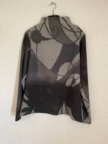 시선당 그레이 계열 기하학 패턴 긴팔