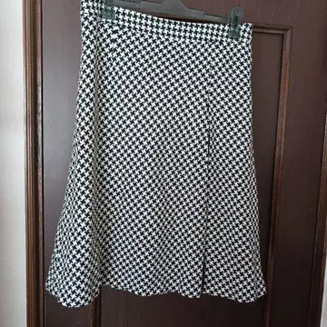 월드 플레어 스커트 화이트 블랙 하운드 투스