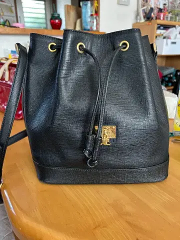 키타무라의 블랙 합성 피혁 버킷형 숄더백