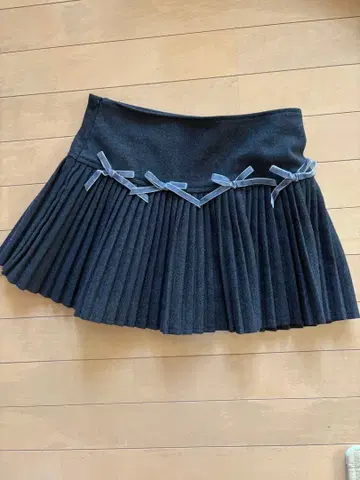 플리츠 미니 스커트 다크 그레이 리본 장식