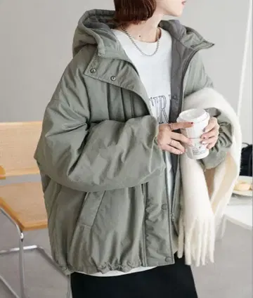 디스코트 [가볍고 따뜻한] 충전솜 몬스터 후드티 카키