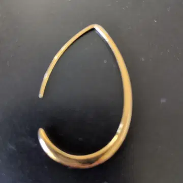 한쪽 귀만 글로세 드롭형 후프 귀걸이 골드 컬러 약 5cm