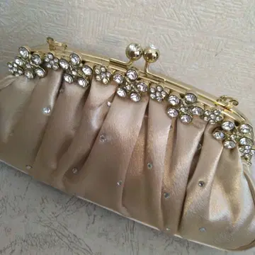 비쥬가 달린 베이지 새틴 파티 백