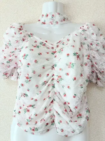 chico 초커 포함 플라워 프린트 퍼프 슬리브 블라우스