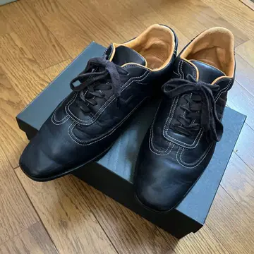 블랙 가죽 스니커즈