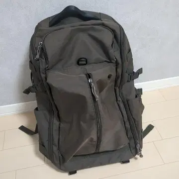 올리브 그린 메쉬 백팩 뒷면