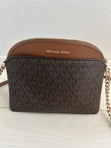 마이클코어스 숄더백 브라운